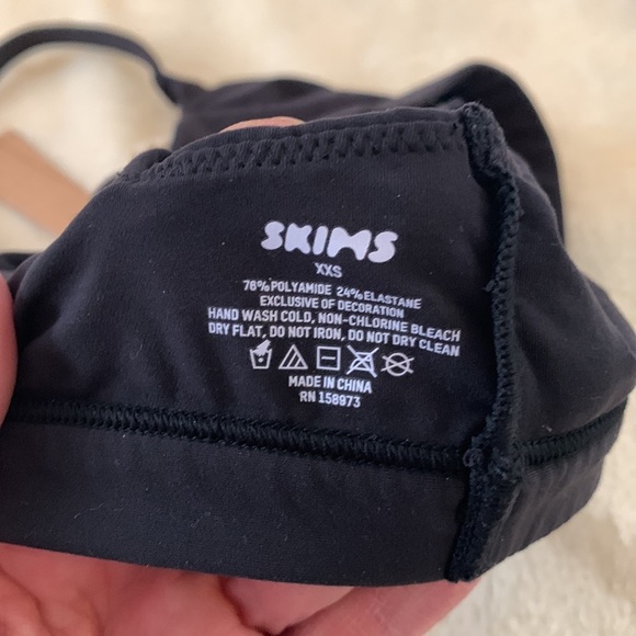 SKIMS (Black) Buttery Soft Scoop Neck Bra - Picture 9 of 10
